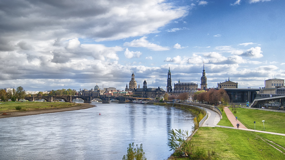 Blick von der Marienbrücke auf die Altstadt von Dresden, ICC rechts im Bild