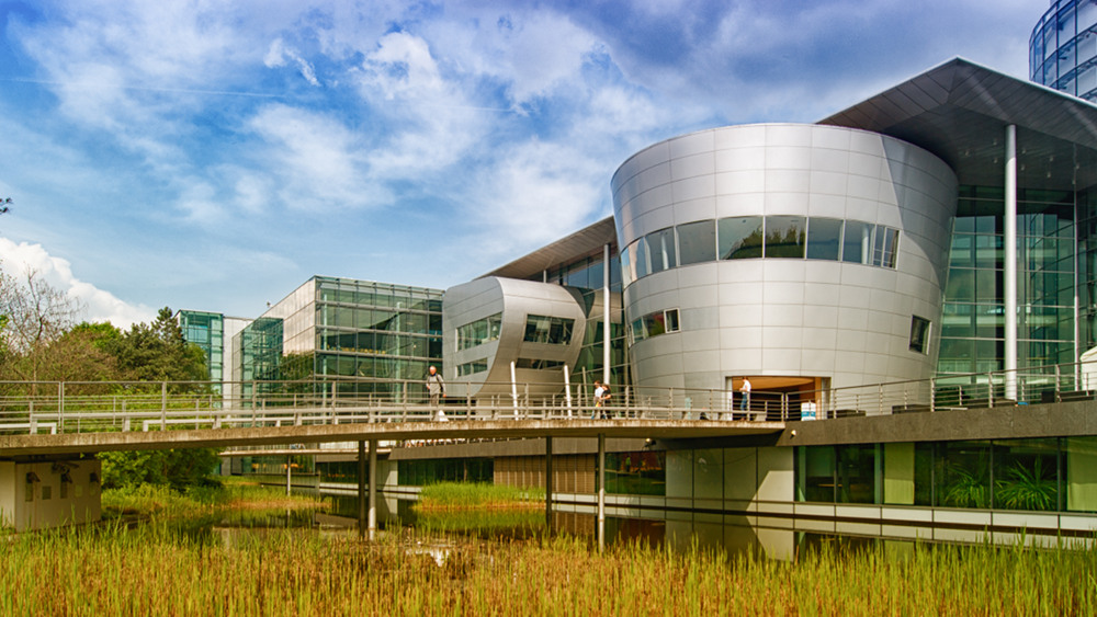 Blick auf die Gläserne Manufaktur in Dresden