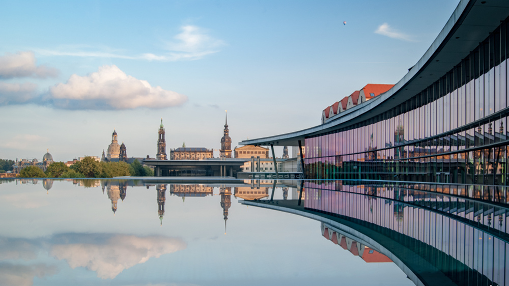 Internationales Congress Center Dresden mit Blick auf die Innenstadt von Dresden