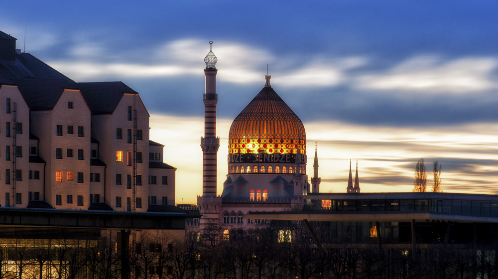 beleuchtete Kuppel der Yenidze in Dresden bei Sonnenuntergang